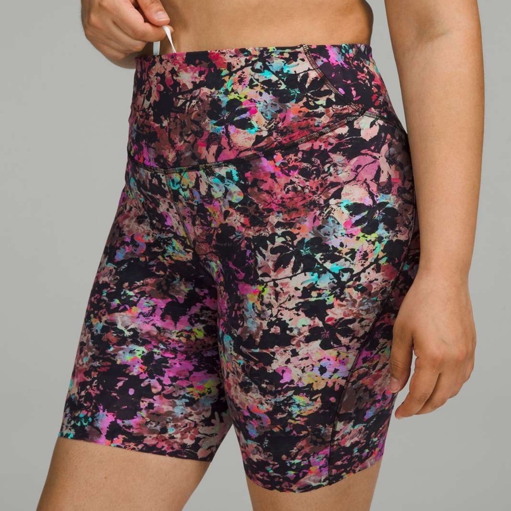 Lululemon Base Pace High-Rise Short 8"
Stencil Blossom Red Multi